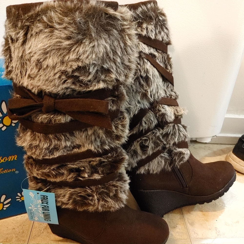 De Blossom Collection suede 3" Wedge fur boots size 7.5